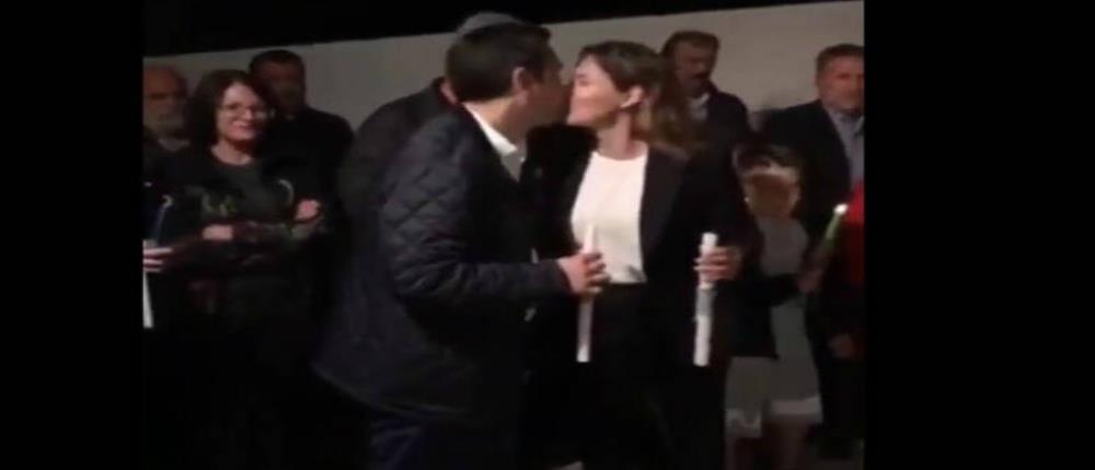 Το “αναστάσιμο” φιλί του Αλέξη Τσίπρα στην Περιστέρα Μπαζιάνα (βίντεο)