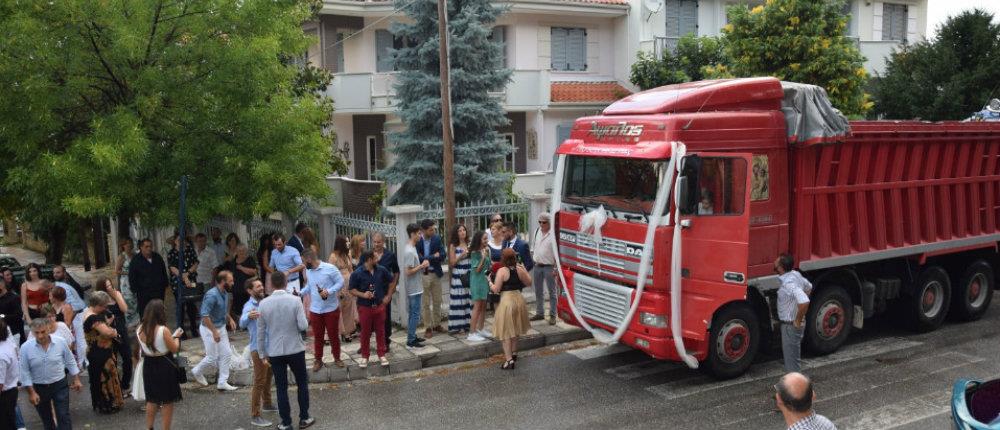 Γαμπρός πήγε στην εκκλησία με… 15 νταλίκες! (βίντεο)