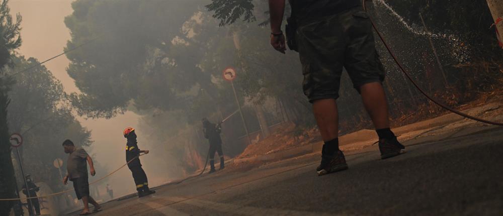 Κόλαση φωτιάς στην Αττική: Πολύ δύσκολη η νύχτα - Φλόγες μέσα σε σπίτια (εικόνες)