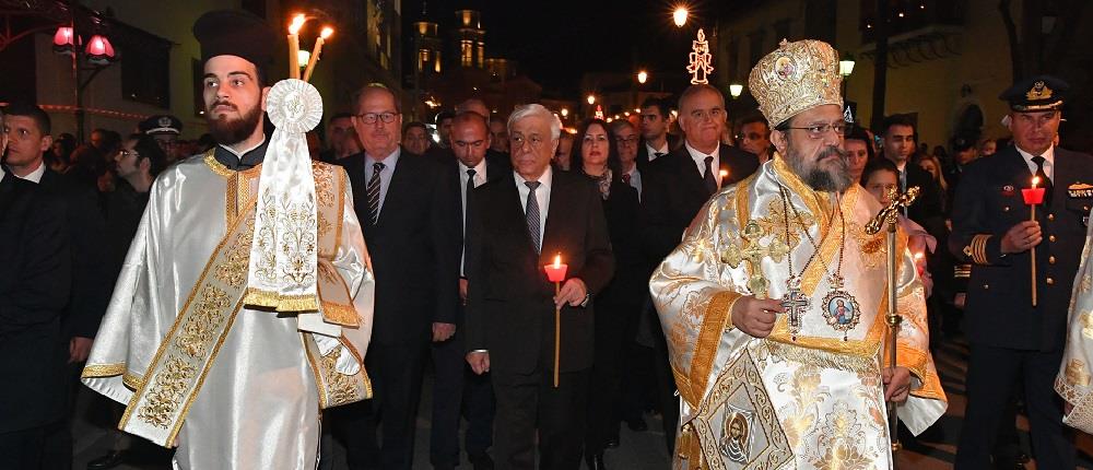 Ο Πρόεδρος της Δημοκρατίας στην περιφορά του Επιταφίου στην Καλαμάτα (εικόνες)