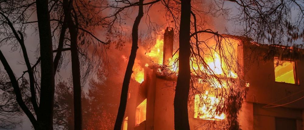 Φονική φωτιά στην Αττική: εκτός ελέγχου τα πύρινα μέτωπα (εικόνες)