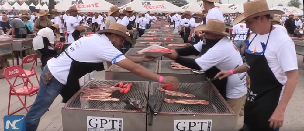 Δεκάδες χιλιάδες σεφ έκαναν ρεκόρ Γκίνες στο μπάρμπεκιου! (βίντεο)