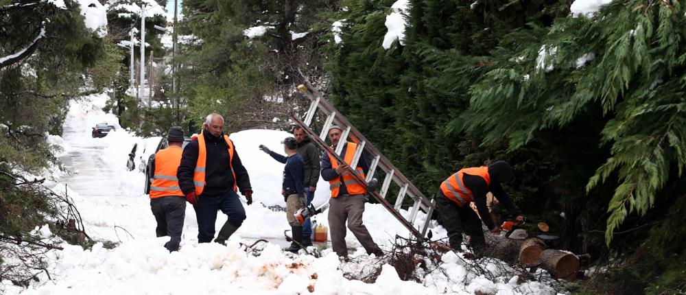 Δροσιά: επιχείρηση απεγκλωβισμού οικογένειας - συναγερμός για ανήλικο