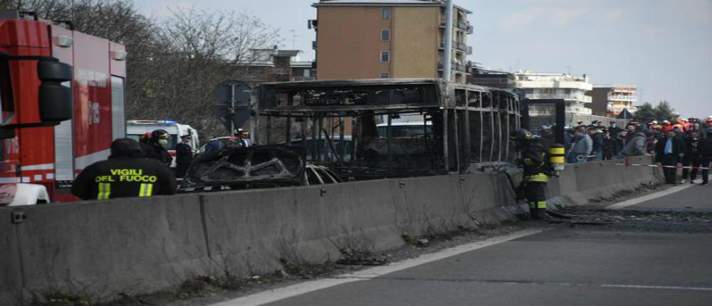 “Έλουσε” με βενζίνη και έβαλε φωτιά σε σχολικό με 51 μαθητές (βίντεο)