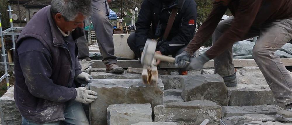 Αποκαταστάθηκε το εμβληματικό μονότοξο γεφύρι της Πλάκας