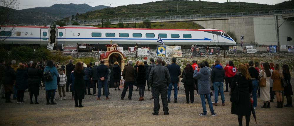 Τέμπη: Τελέστηκε τρισάγιο στον τόπο της τραγωδίας