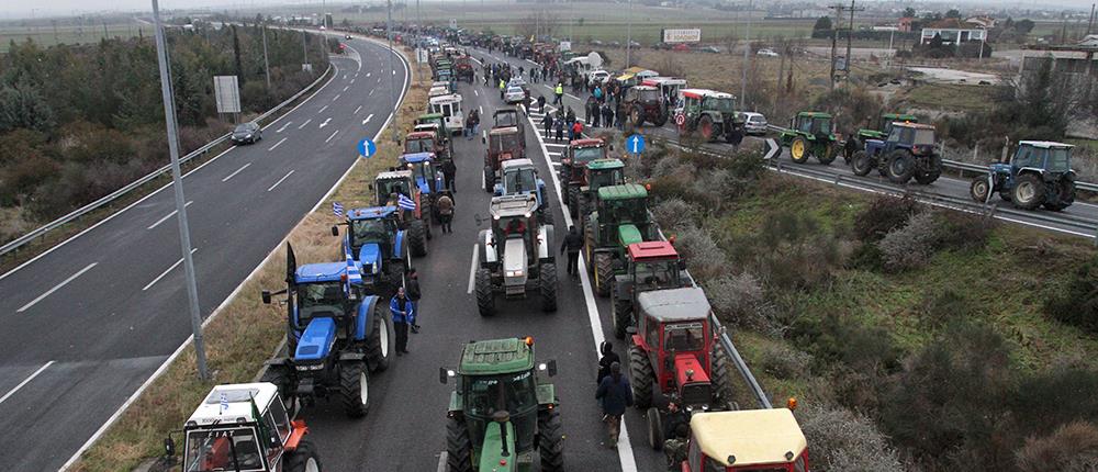 “Κόβουν” στα δύο την Ελλάδα οι αγρότες (φωτο+βίντεο)