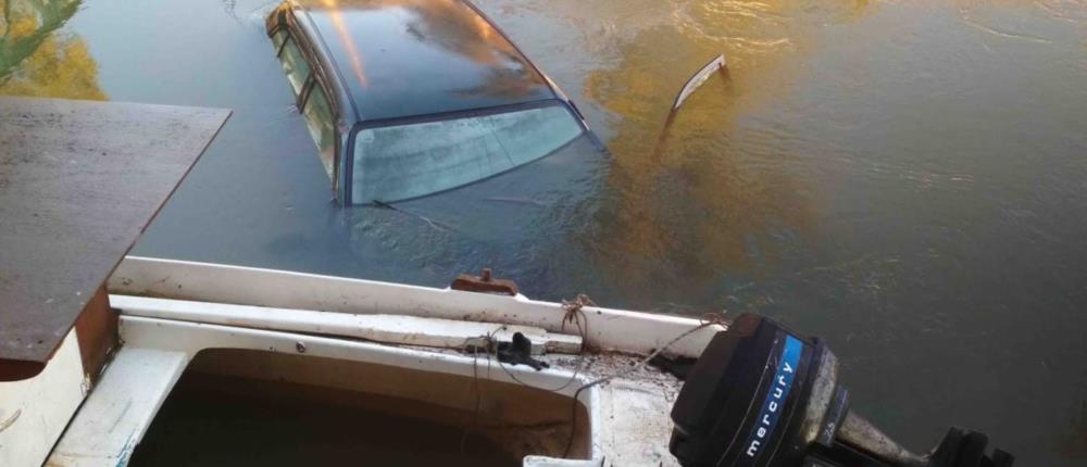 Νέα Κίος: Αυτοκίνητο “πέταξε” πάνω από τις βάρκες και έπεσε στο ποτάμι (βίντεο)