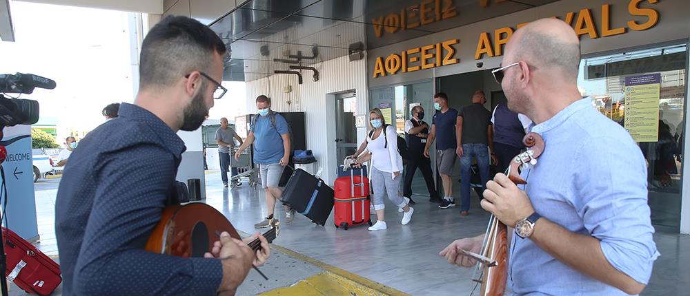 Με λύρες, “αψίδες” και τεστ υποδέχτηκαν οι Κρητικοί την πρώτη διεθνή πτήση (εικόνες)