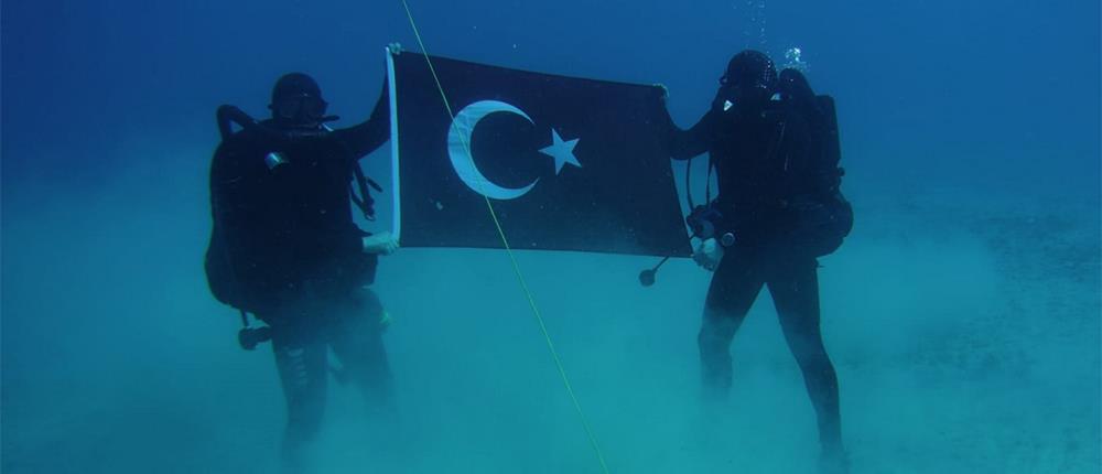 Κομάντος φωτογραφίζονται με την τουρκική σημαία στον βυθό της Σούδας (εικόνες)
