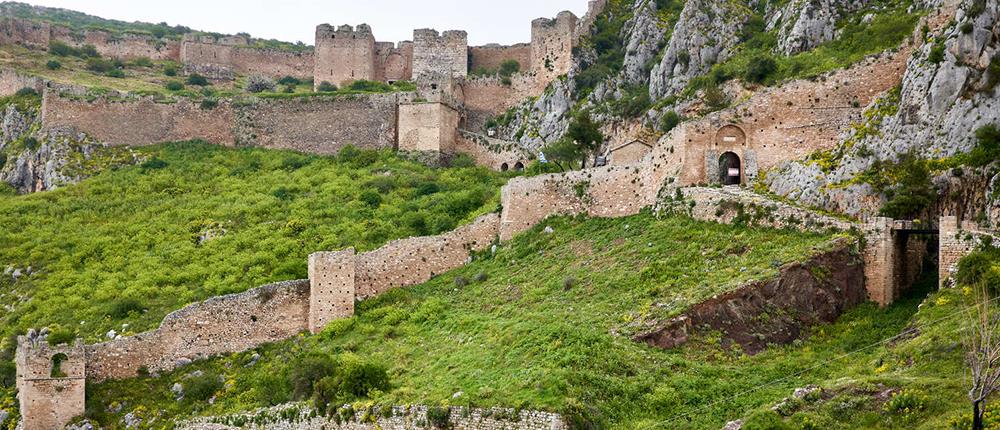 Το Κάστρο Ακροκορίνθου φωτίζεται και πάλι