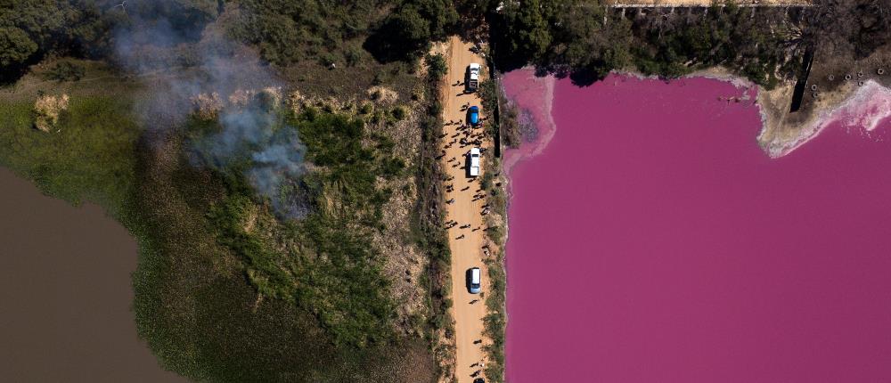 Μόλυνση μετέτρεψε λίμνη φούξια (εικόνες)