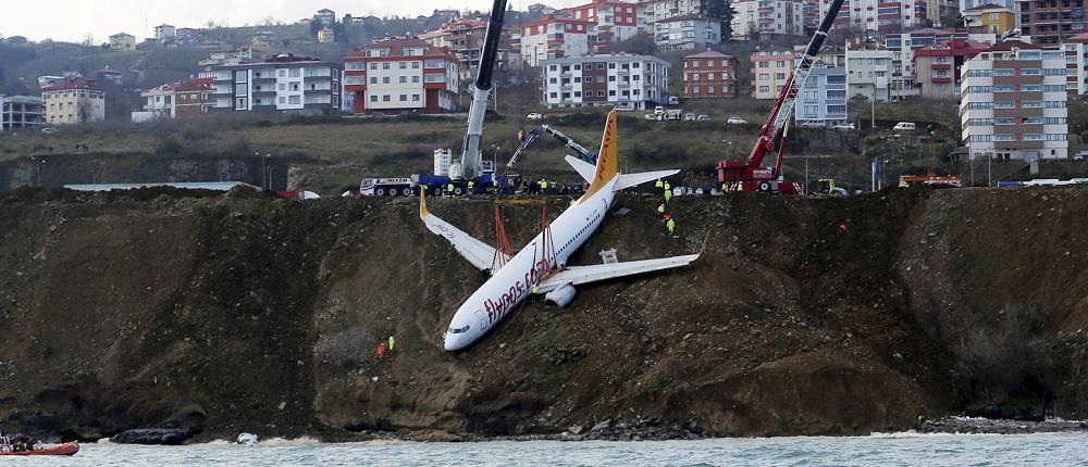 Τράβηξαν από τον… γκρεμό το αεροσκάφος της Pegasus Airlines (βίντεο)