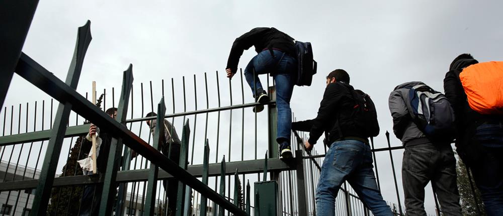 Εισβολή εκπαιδευτικών στο Υπουργείο Παιδείας