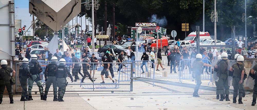 Θεσσαλονίκη: πετροπόλεμος και χημικά στην εκδήλωση του ΣΥΡΙΖΑ για το Σκοπιανό