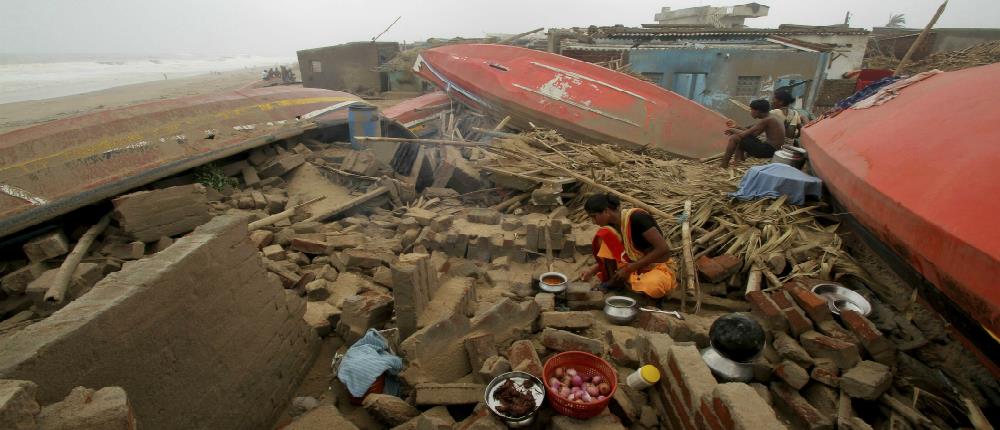 Ινδία και Μπανγκλαντές μετρούν τις πληγές τους από τον κυκλώνα (εικόνες)