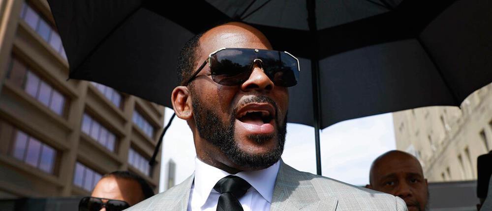 R. Kelly - Μαρτυρία βαφτιστήρας του: “Κάναμε σεξ εκατοντάδες φορές από τα 15 μου”