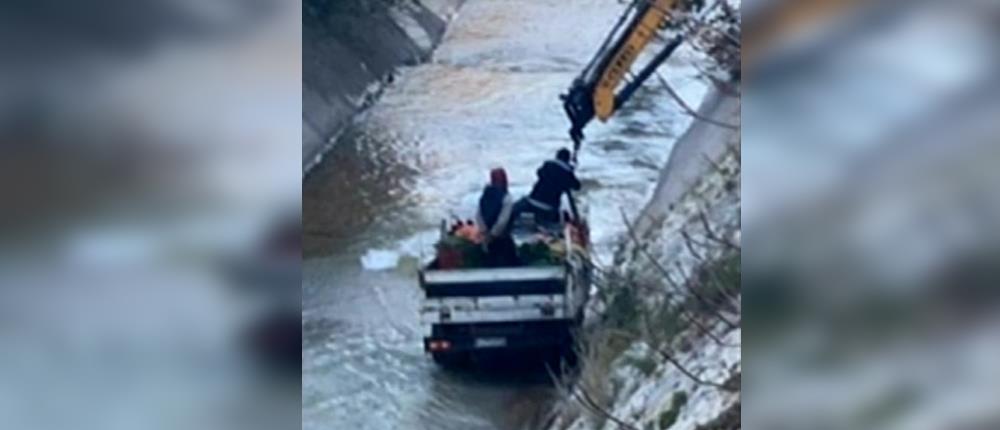 Κηφισός: φορτηγό έπεσε στο ποτάμι (εικόνες)