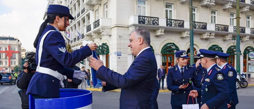 Θεοδωρικάκος: Το “ευχαριστώ” στους αστυνομικούς και τα δώρα σε τροχονόμους (εικόνες)