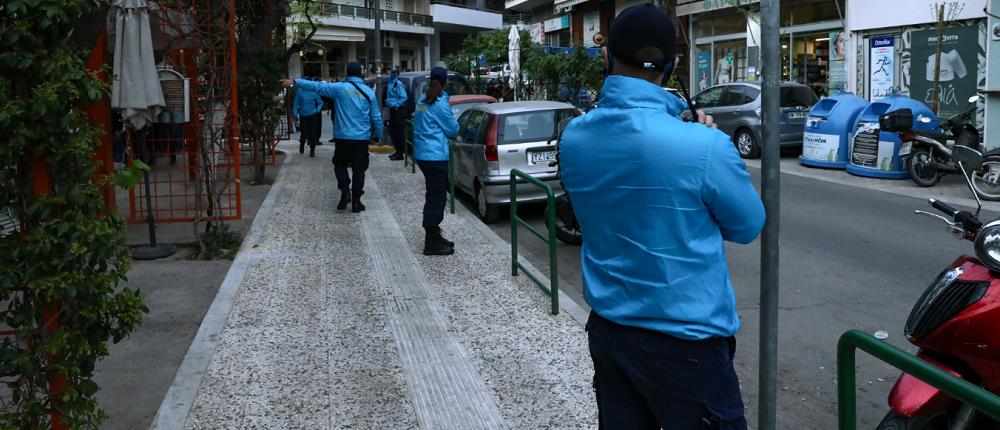 Πλατεία Βαρνάβα: αστυνομικό “μπλόκο” στα κορονοπάρτι (εικόνες)