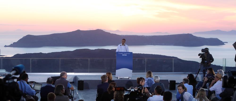 Ξένα ΜΜΕ: Η Ελλάδα καλωσορίζει πάλι τους τουρίστες