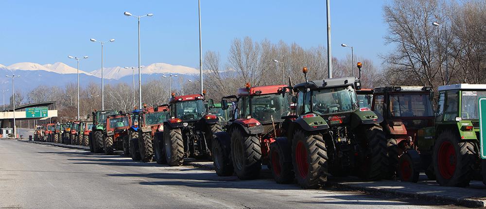 Αμετακίνητοι οι αγρότες, ενισχύουν τα μπλόκα