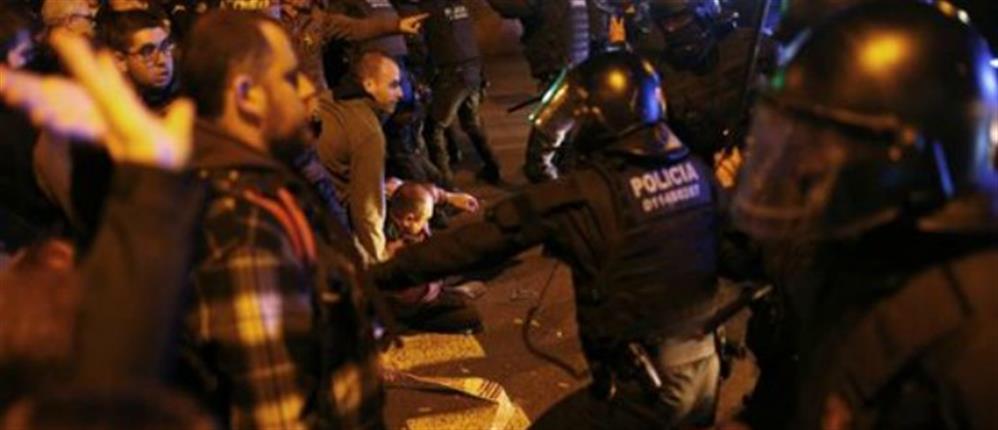 Βίαια επεισόδια στη Βαρκελώνη μετά την φυλάκιση αυτονομιστών πολιτικών