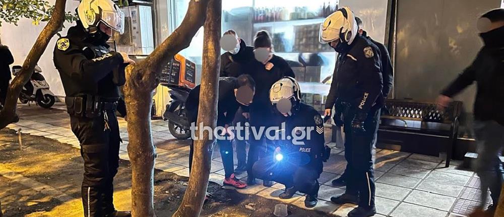 Θεσσαλονίκη: χειροπέδες στον ένοπλο που απειλούσε διανομείς φαγητού (εικόνες)