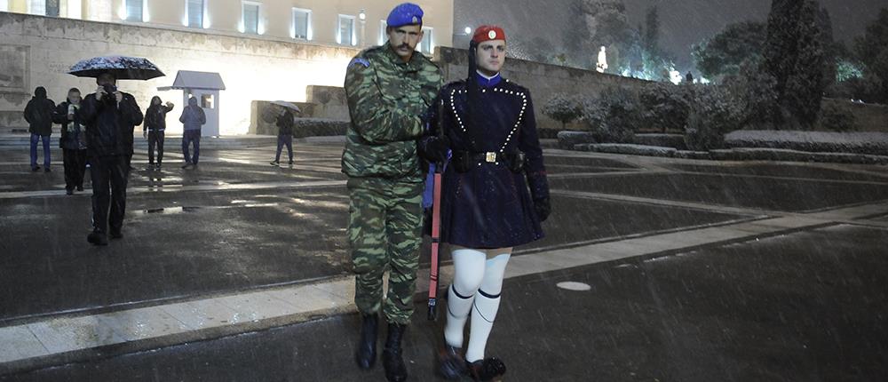 “Πάγωσαν” και οι τσολιάδες στο Σύνταγμα