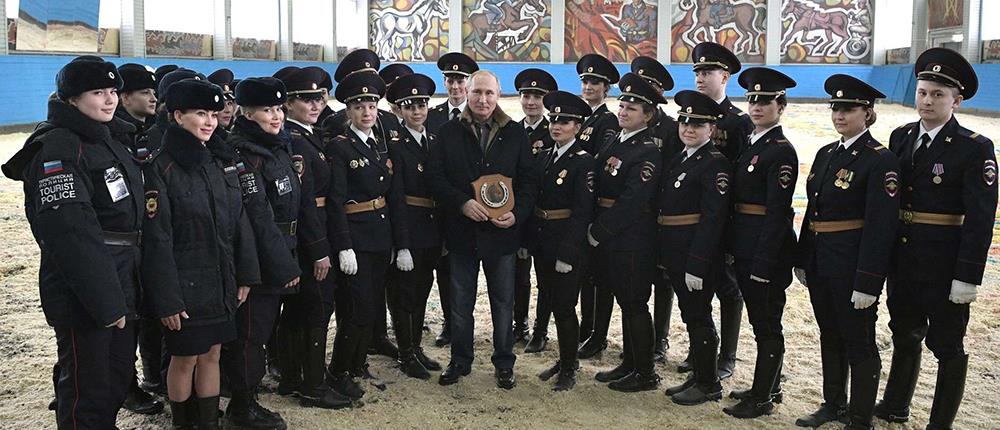 Ο Πούτιν για ιππασία μαζί με γυναίκες αστυνομικούς (βίντεο)