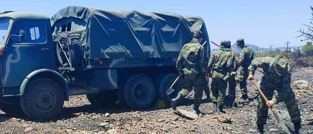 Φωτιές - Ένοπλες δυνάμεις: Συνδρομη από ξηράς και αέρος στην κατάσβεση των εστιών (εικόνες)