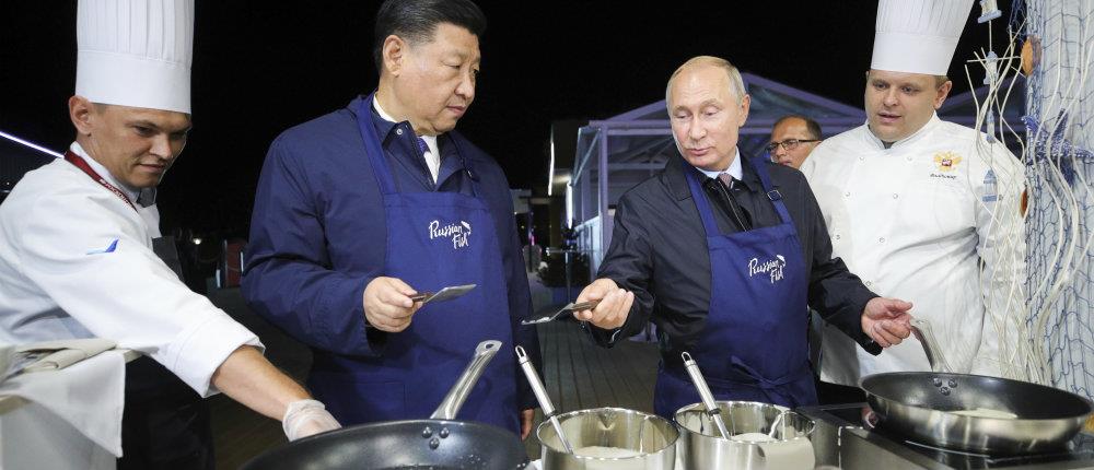 Πούτιν: φόρεσε ποδιά κι έφτιαξε pancakes (βίντεο)