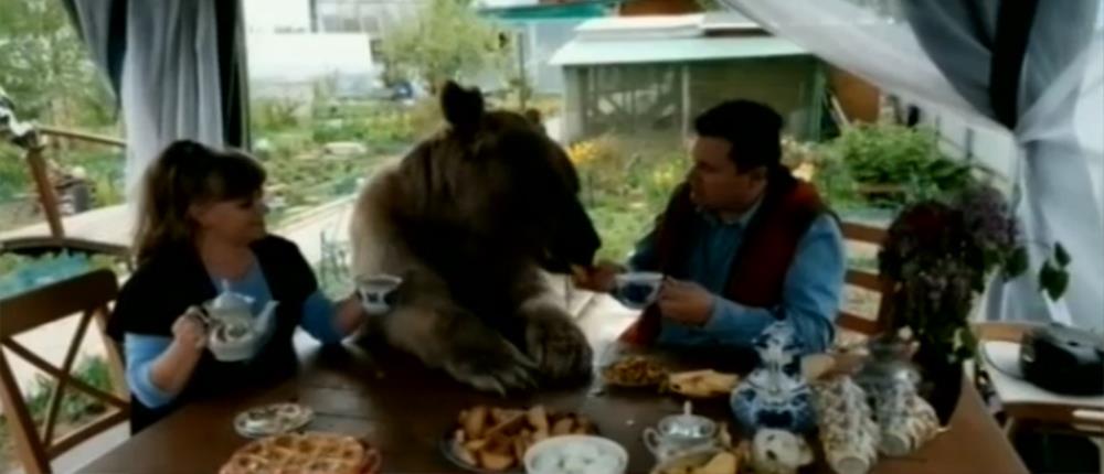 Έχουν για κατοικίδιο… μία αρκούδα! (βίντεο)