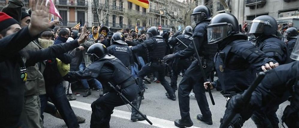 Επεισοδιακές διαδηλώσεις στη Βαρκελώνη για τη σύλληψη Πουτζντεμόν (βίντεο)
