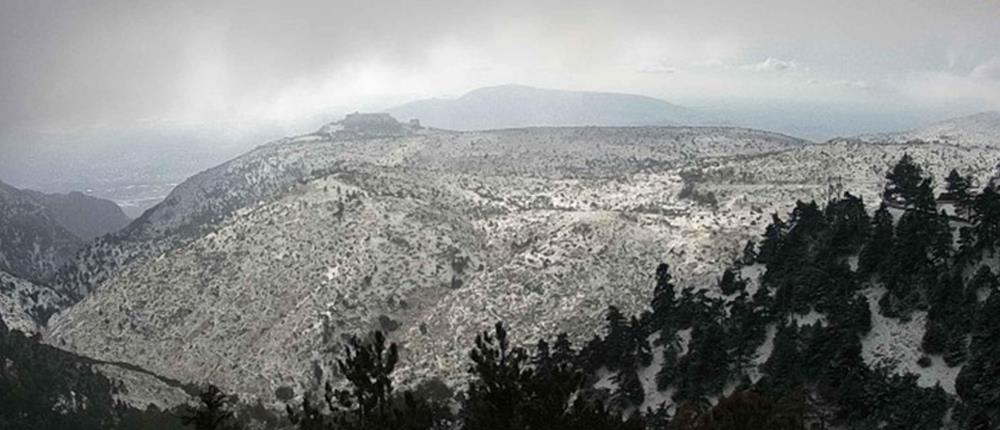 Χιόνισε σε Πάρνηθα και Πεντέλη (εικόνες)