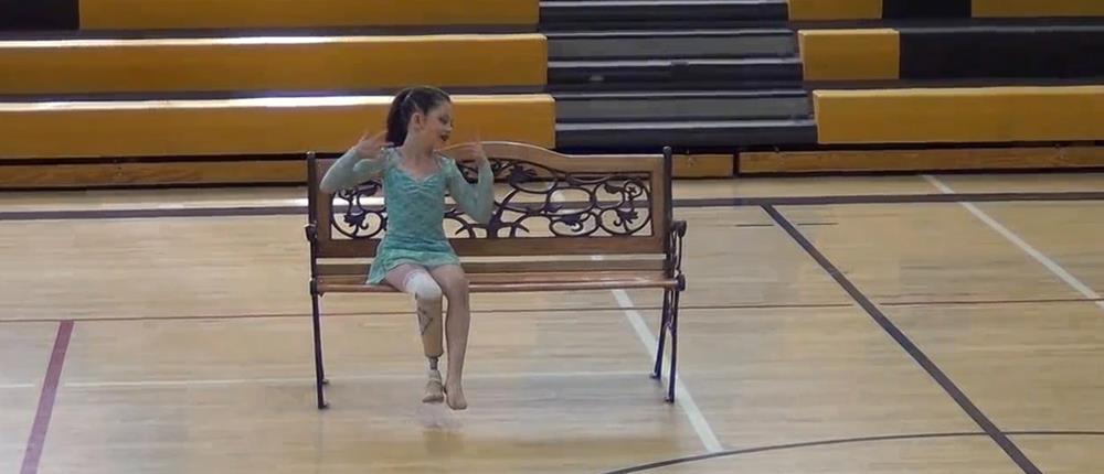 Συγκλονιστικό: 8χρονη χορεύει για πρώτη φορά με προσθετικό πόδι (βίντεο)