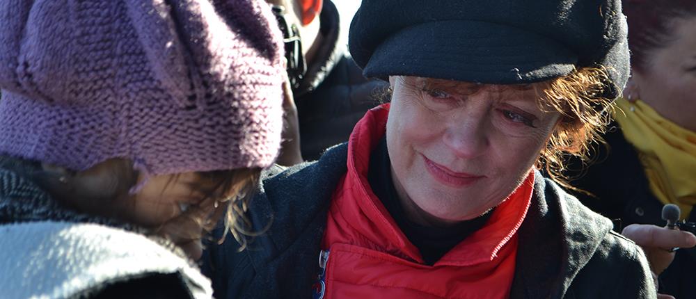 Δακρυσμένη υποδέχεται πρόσφυγες στην Λέσβο η Σούζαν Σαράντον (φωτο)