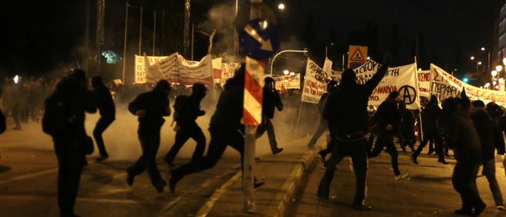 Μολότοφ και χημικά έξω από τη Βουλή