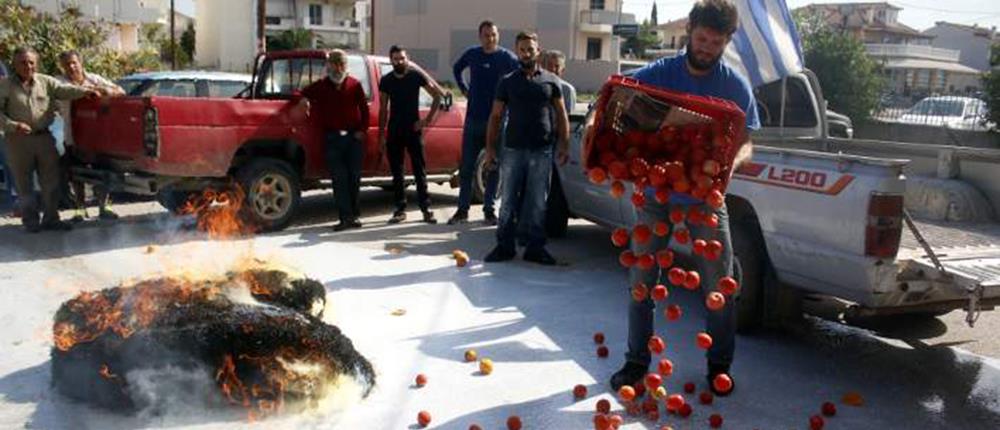 Πέταξαν ντομάτες, γάλατα και έκαψαν ζωοτροφές οι αγρότες στην Αργολίδα (φωτό)
