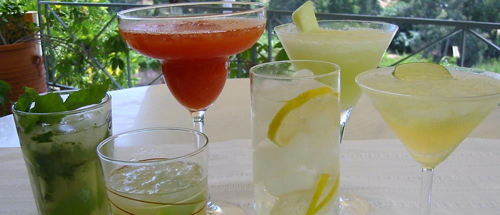 Καλοκαιρινά cocktails: Ποια έχουν τις περισσότερες και ποια τις λιγότερες θερμίδες;