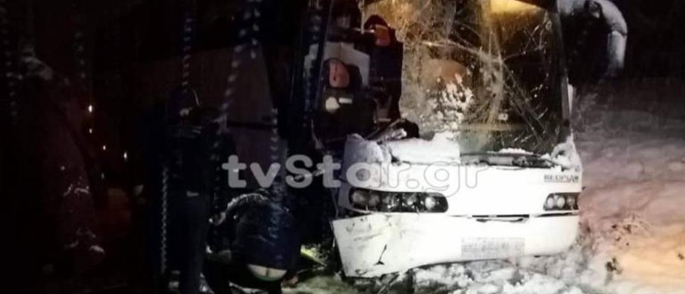 Λεωφορείο του ΚΤΕΛ συγκρούστηκε με εκχιονιστικό (εικόνες)

