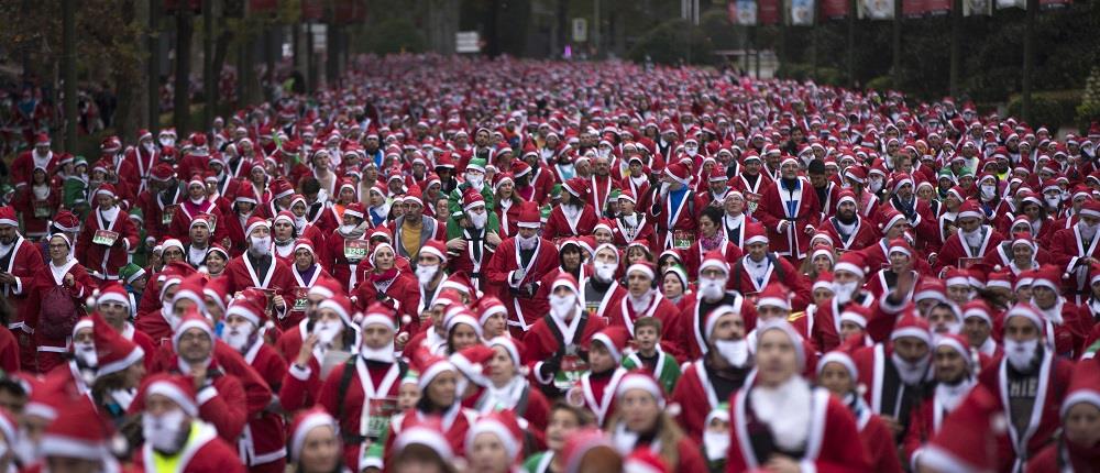 Χιλιάδες “Αϊ-Βασίληδες” έτρεξαν σε αγώνες δρόμου με “άρωμα” Χριστουγέννων (βίντεο)