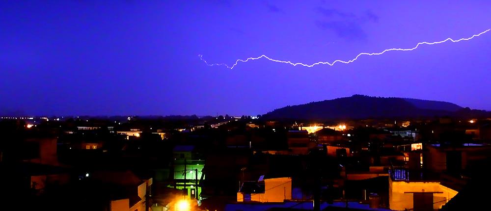 Εντυπωσιακές εικόνες με αστραπές στο Ναύπλιο (βίντεο)