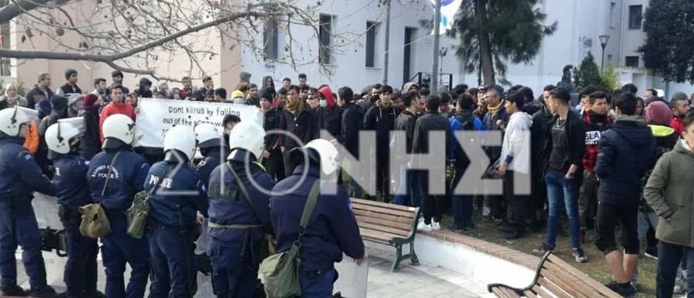 Νέα διαμαρτυρία αιτούντων άσυλο στη Μυτιλήνη (εικόνες)