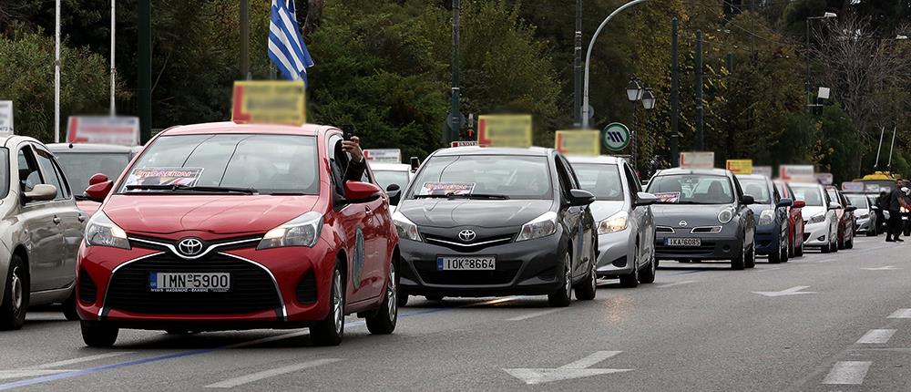 Πορεία εκατοντάδων αυτοκινήτων στην Βουλή για τα διπλώματα οδήγησης (βίντεο)