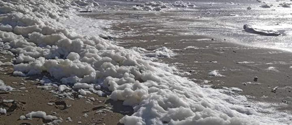 Κακοκαιρία “Bettina”: Φαινόμενο “Cappuccino Coast” στην Κρήτη (εικόνες)