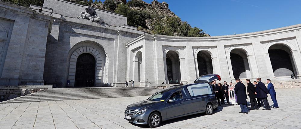 Ολοκληρώθηκε η εκταφή των λειψάνων του δικτάτορα Φράνκο