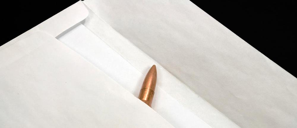Φάκελος με σφαίρες στο γραφείο του Καραμανλή 