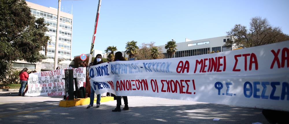 Φοιτητές απέκλεισαν την πρόσβαση στο ΑΠΘ (εικόνες)