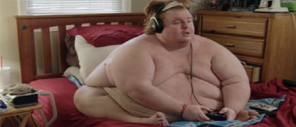 Ζυγίζει 320 κιλά και περνάει τη μέρα του παίζοντας video games γυμνός! (βίντεο)